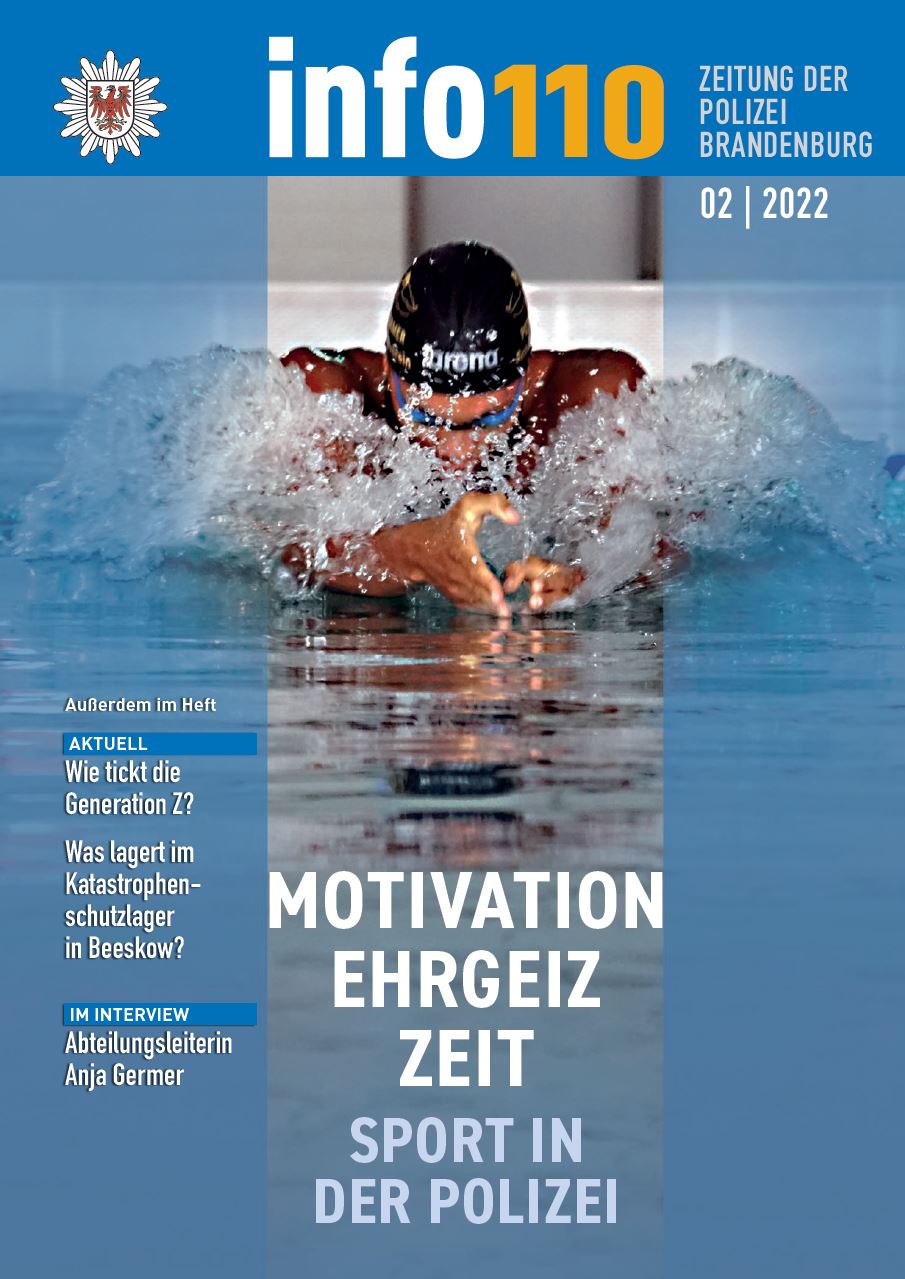 Bild vergrößern (Bild: Ansicht der Titelseite der Polizeizeitschrift info 110 Ausgabe 02/2022 mit einem schwimmenden Polizeisportler als Titelmotiv )