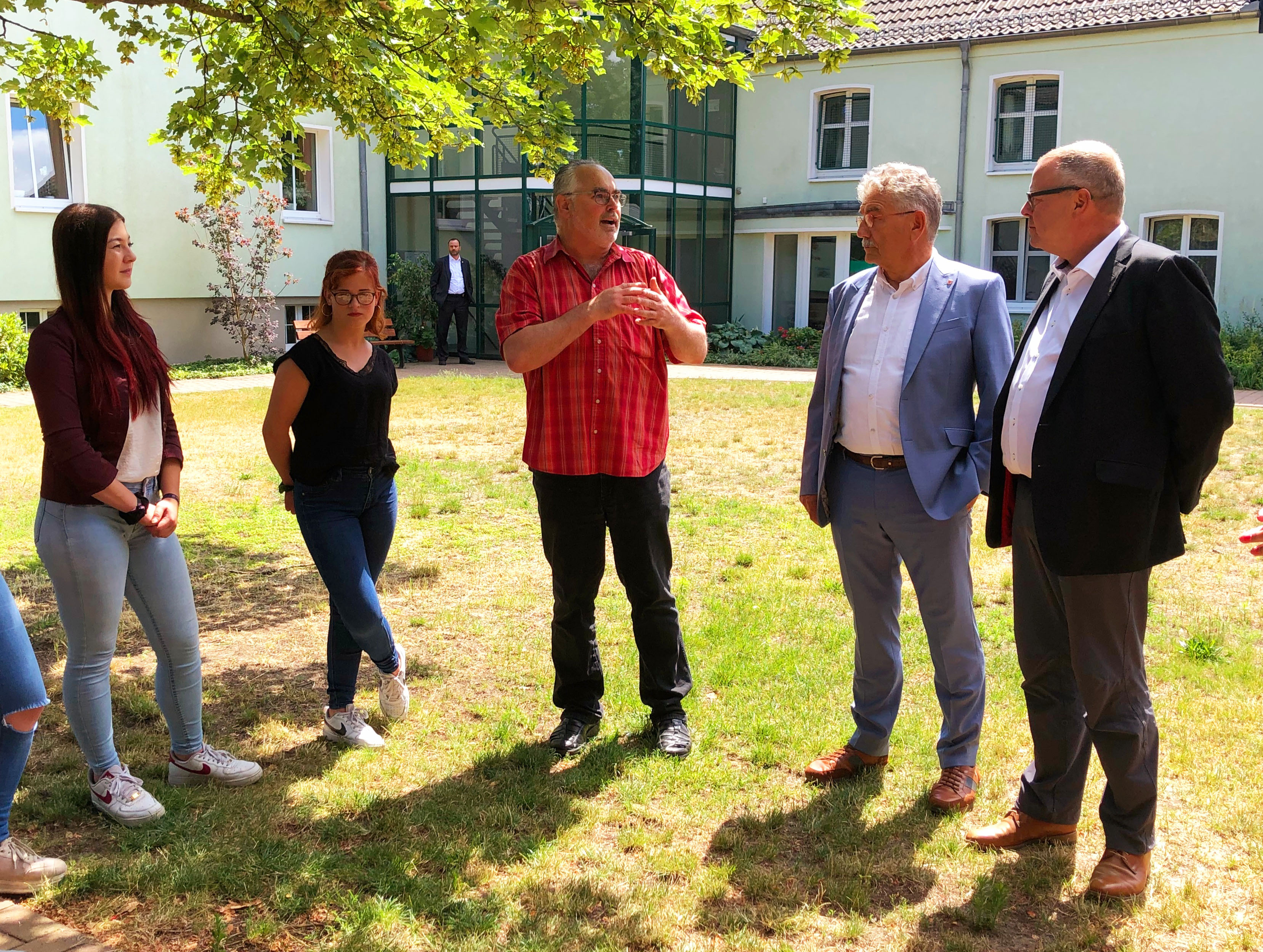 Minister Stübgen spricht mit VertreterInnen des Trebbiner Kinder- und Jugendheims