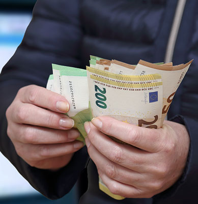 Foto von einem Menschen mit 200 Euro Scheinen in den Händen