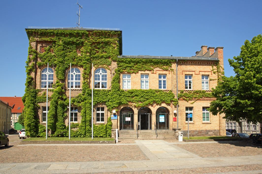 Bild: Foto Frontansicht Gebäude mit Wein bewachsen