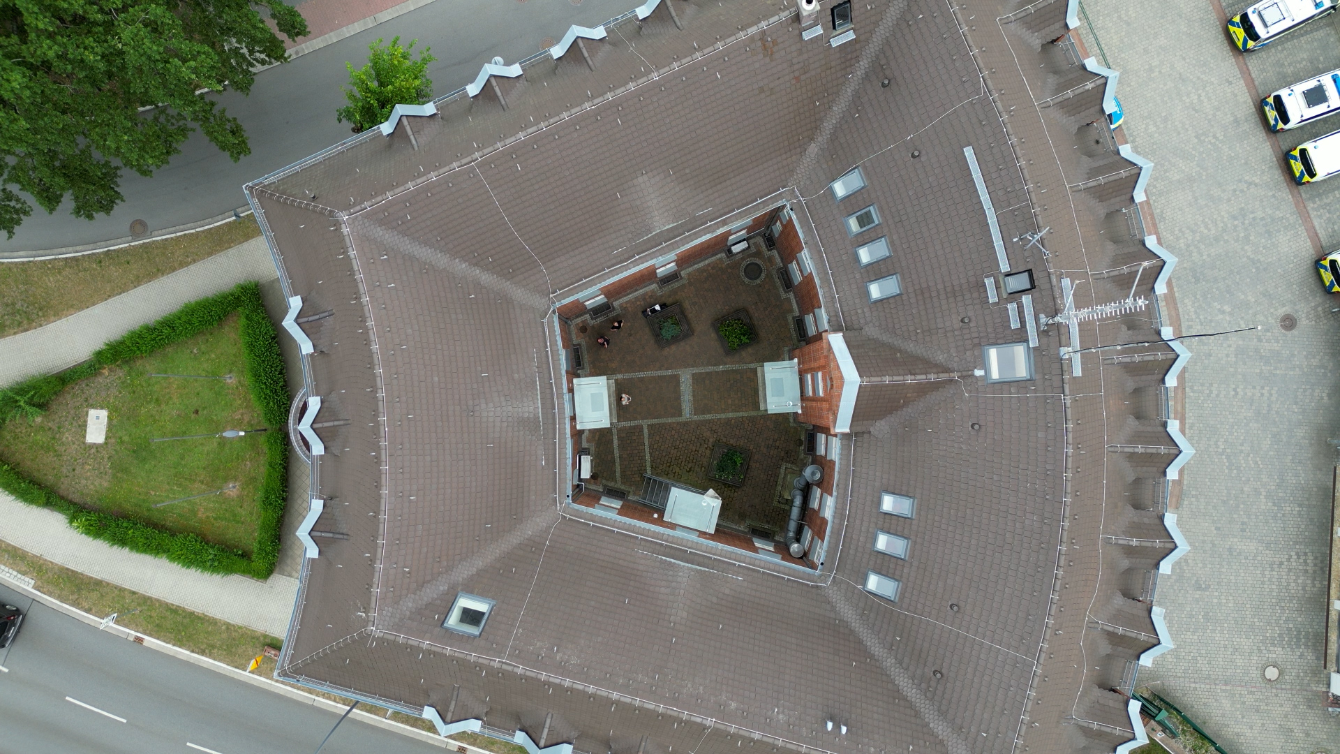 Bild: Luftbild des Polizeigebäudes in Calau mit einem Innenhof