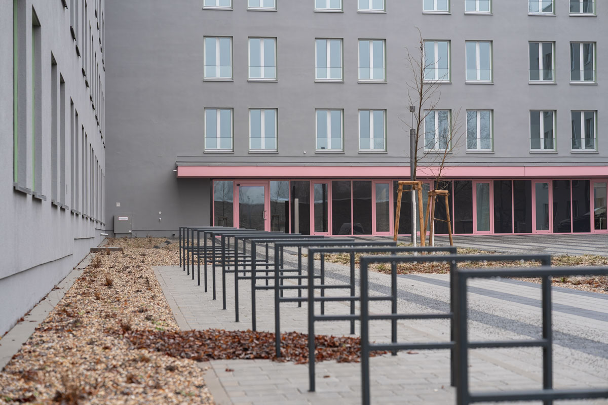 Bild: Fahrradständer vor dem Wohnheim