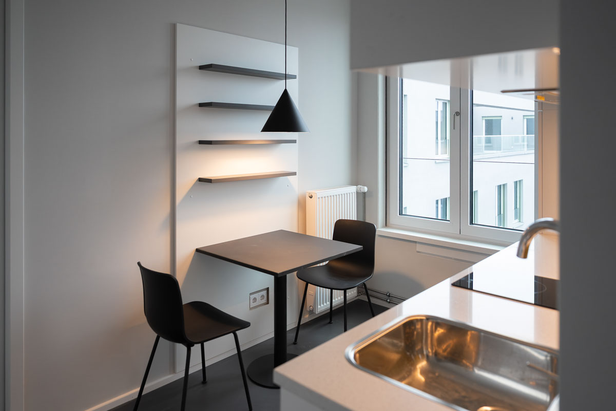 Bild: Tisch und Wandregal in der Küche im Appartement