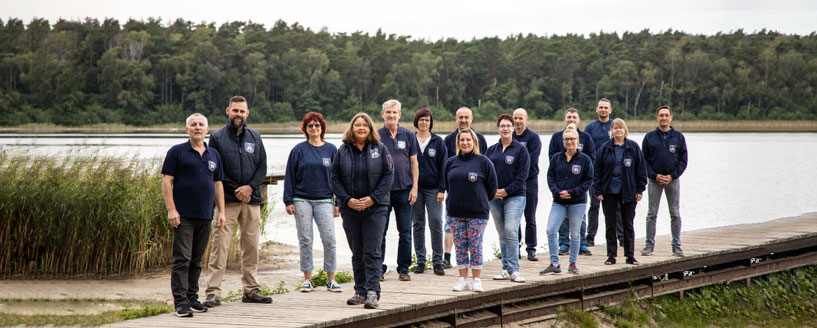 Teamfoto der Mitglieder des ENT auf einem Steg an einem See