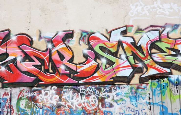 Bild eines bunten Graffitis an einer Häuserwand in Rathenow