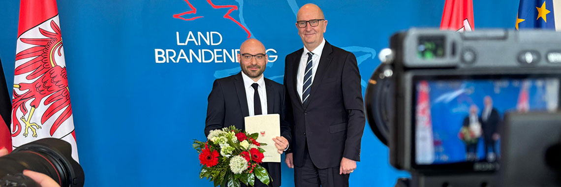 Bild: Ministerpäsident Woidke und neuer Innenminister Wilke bei der Ernennung in der Staatskanzlei