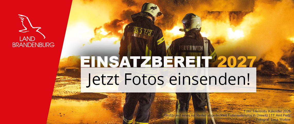 Bild: Titelmotiv des Kalenders 2026 mit zwei Feuerwehrmännern vor einem Großbrand - Fotograf: Luca Woitow
