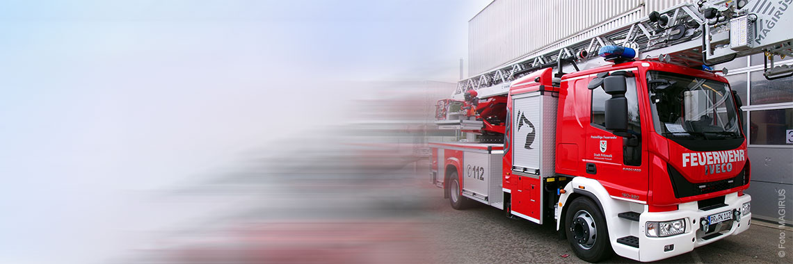 Bild: Headerbild mit einem Foto eines Drehleiterfahrzeuges für die Brandenburger Feuerwehr