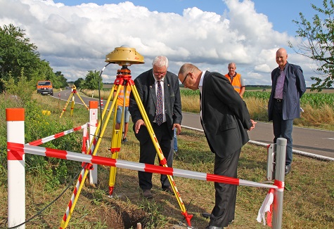Das Bild zeigt Innenminister Michael Stübgen beim Vor-Ort-Termin in Beelitz. Professor Christian Killiches, Präsident der LGB, erklärt die Messtechnik.