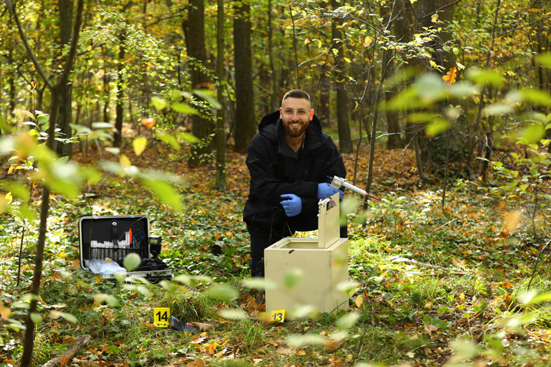 Kriminaltechniker sichert Spuren im Wald