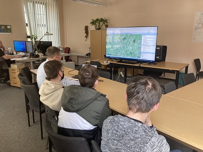 Den Schülerinnen und Schülern werden die digitalen Geodaten der Vermessungs- und Katasterverwaltung des Landes Brandenburg vorgestellt