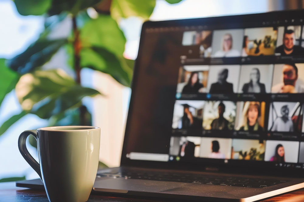 Bildschirm während einer Videokonferenz Bildschirm eines Laptops zeigt Teilnehmende in Videokonferenz