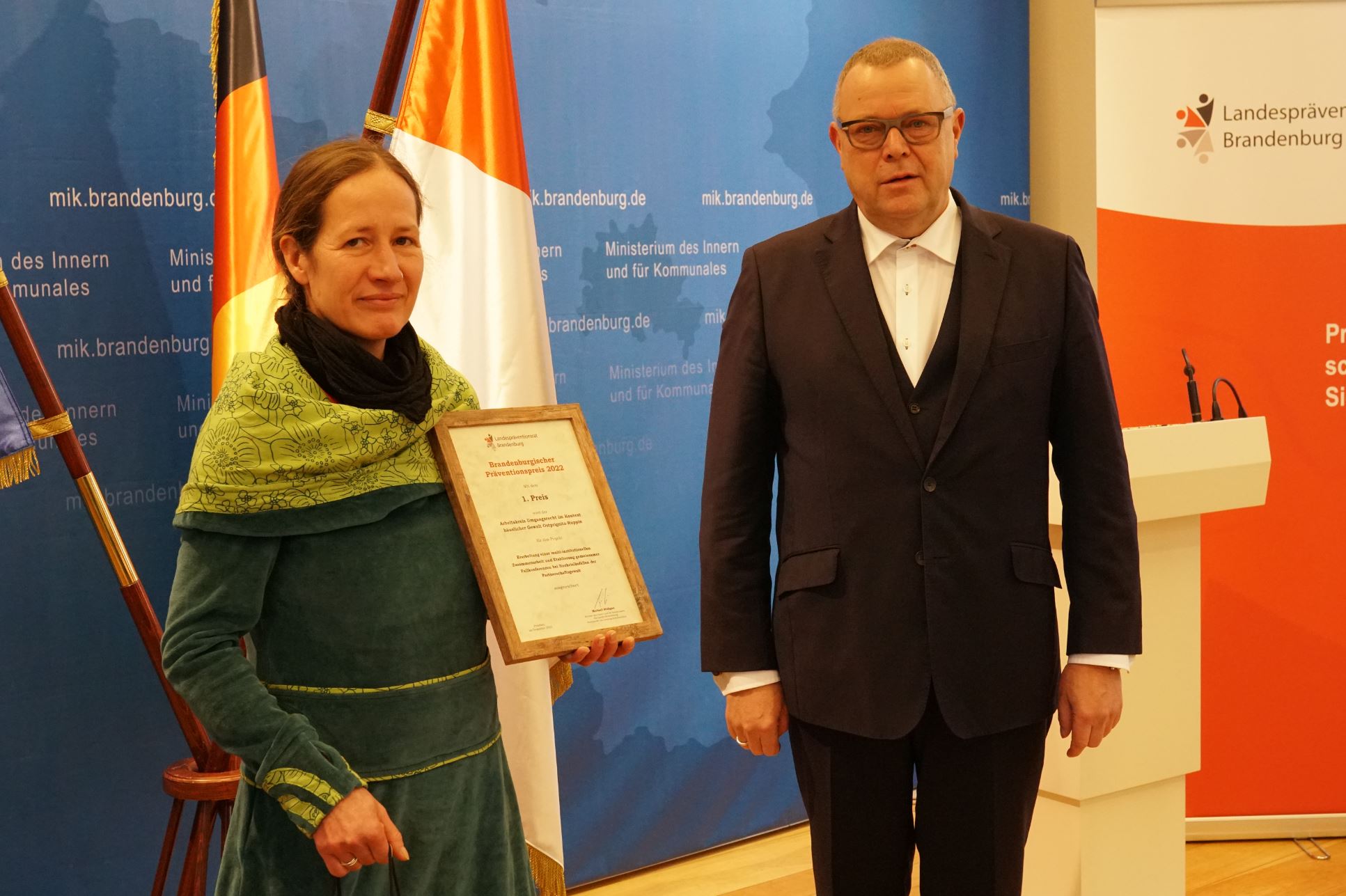 Verleihung Landespräventionspreis 2022 - Erstplatzierte zusammen mit Innenminister Stübgen