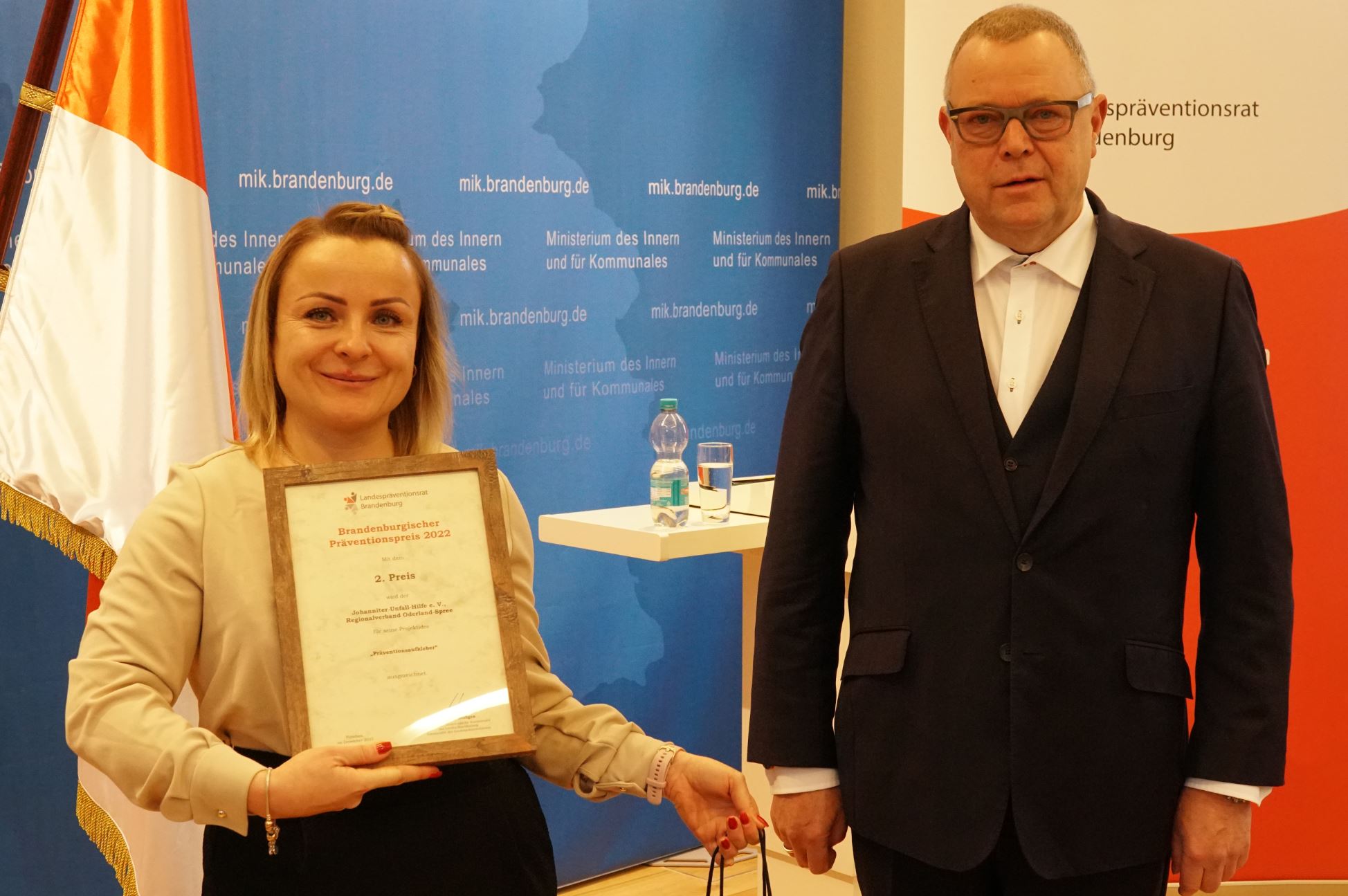 Verleihung Landespräventionspreis 2022 - Zweitplatzierte zusammen mit Innenminister Stübgen