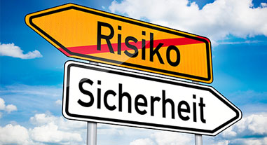 Hinweisschilder mit den Aufschriften Sicherheit und Risiko