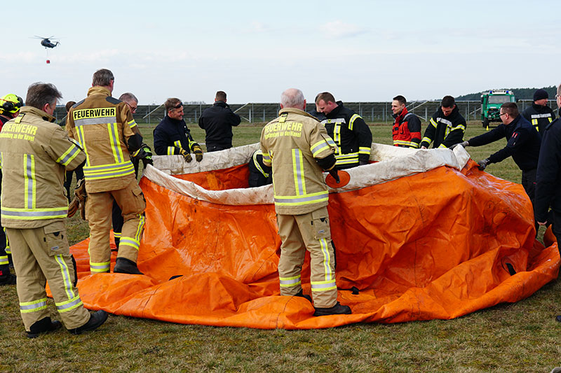 Bild: Foto von Luftkoordinatoren beim Aufbau eines Fire-Flex-Tanks (Löschwasserbecken)