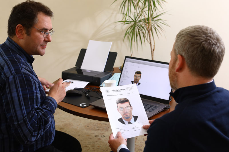 Phantombildzeichner rekonstruiert am Computer dem Zeugen ein Gesicht