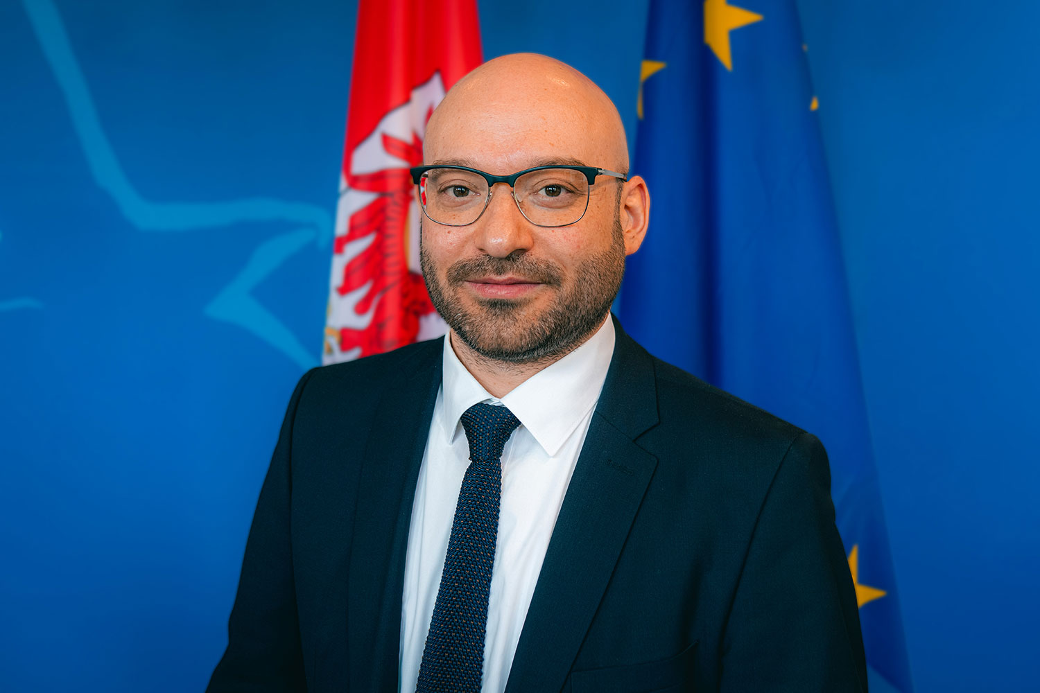 Porträtfoto René Wilke Porträtfoto von René Wilke vor der Pressewand in der Staatskanzlei