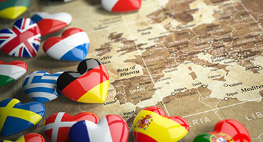 Teaserbild auf dem eine Karte von Europa sowie die Flaggen der europäischen Länder in Herzform abgebildet ist