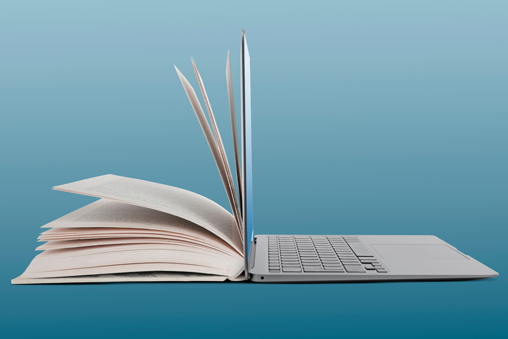 Fotomontage eines Laptops zusammen mit einem Buch