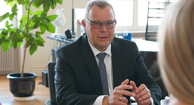 Foto von Innenminister Michael Stübgen im Interview