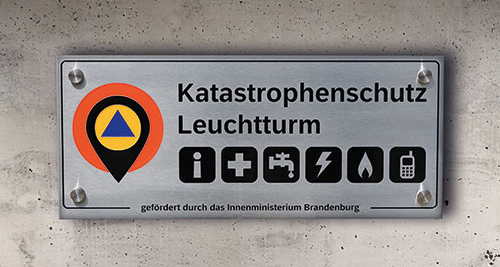 Schild an einer Wand mit dem Logo der Katastrophenschutz-Leuchttürme