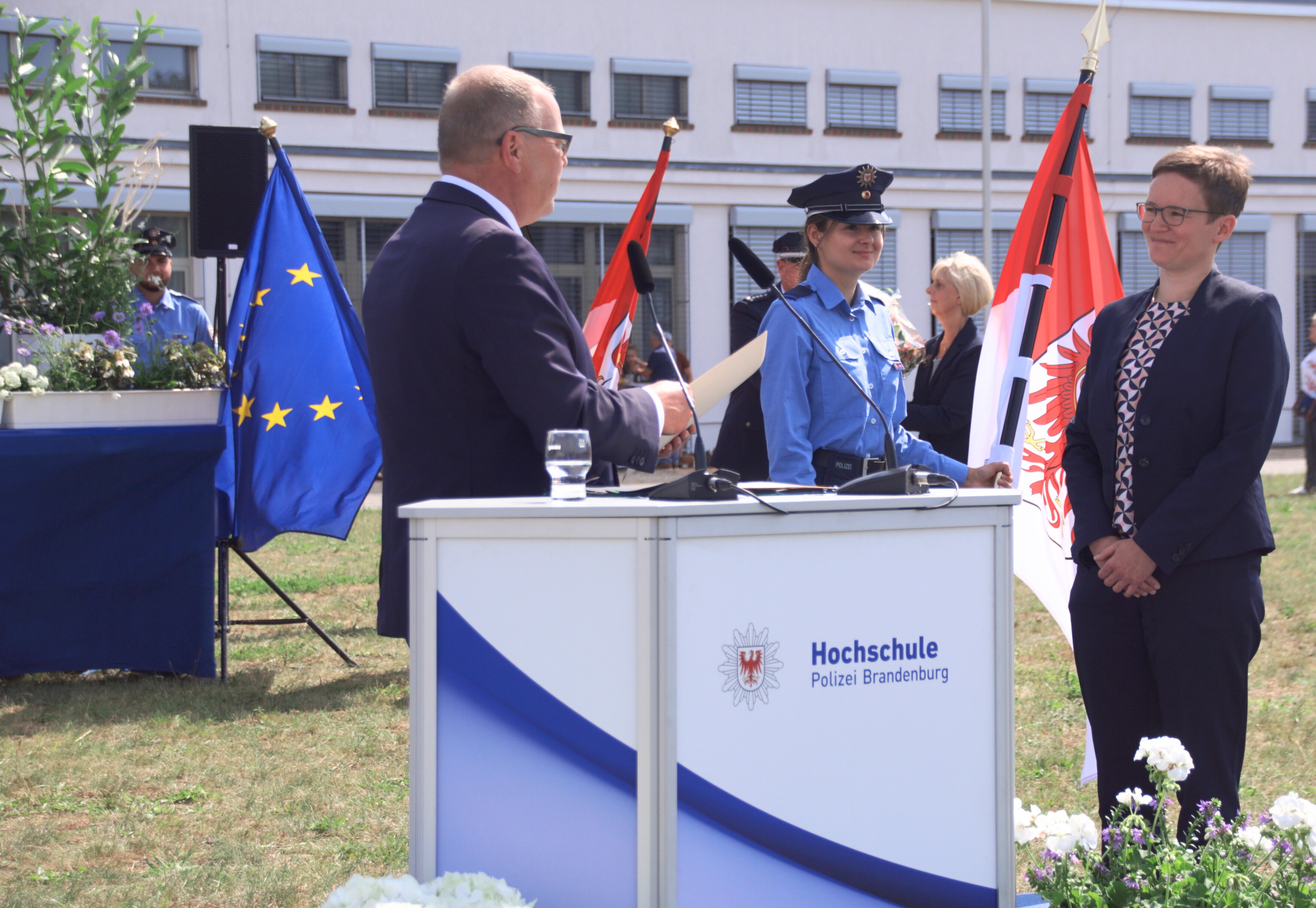 Foto von Innenminister Michael Stübgen bei der Gratulation anlässlich der feierlichen Ernennung von Imme Krüger zur Vizepräsidentin der HPol