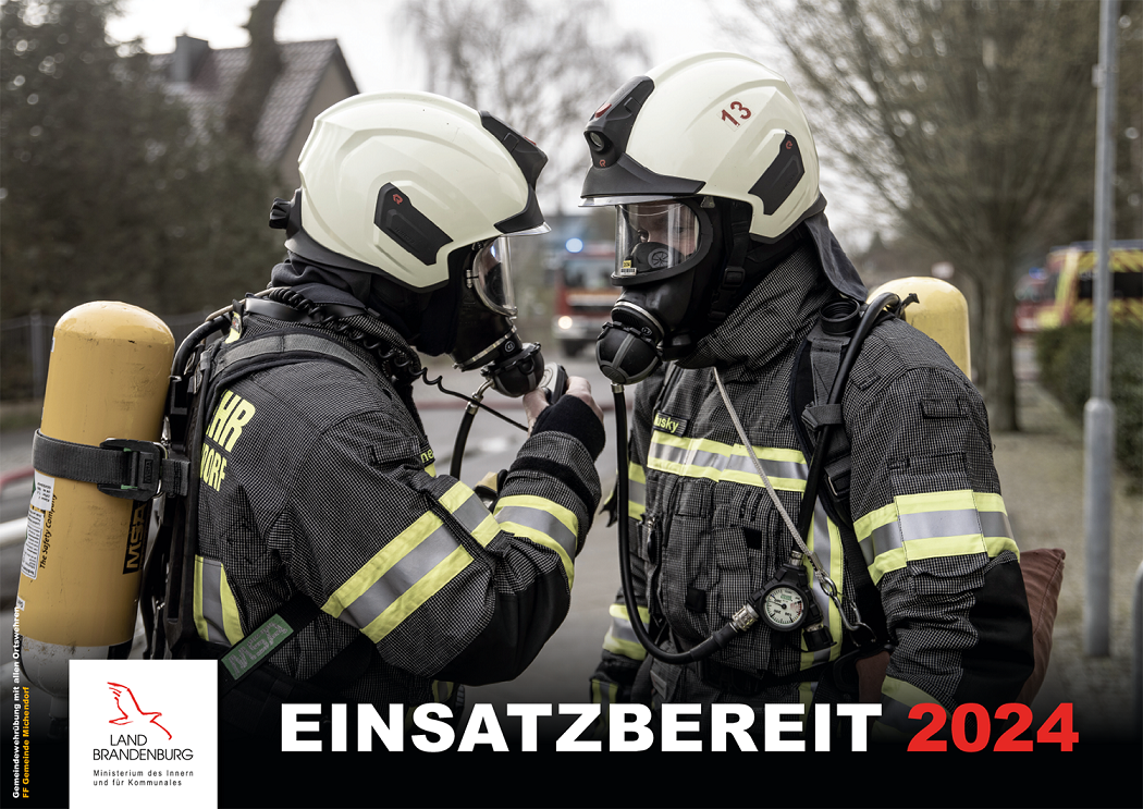 Bild vergrößern (Bild: Das Vorschaubild Einsatzbereit 2024 zeigt zwei Feuerwehrleute der Freiwilligen Feuerwehr Gemeinde Michendorf unter Atemschutz bei einer Übung)