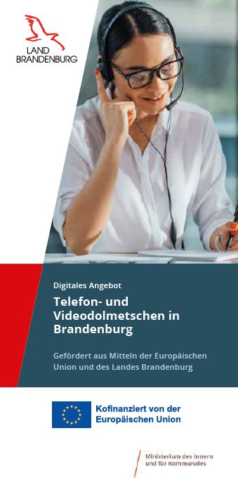 Bild vergrößern (Bild: Titelseite Faltblatt Dometschprogramm Brandenburg mit einem Foto einer Dolmetscherin mit Headset)