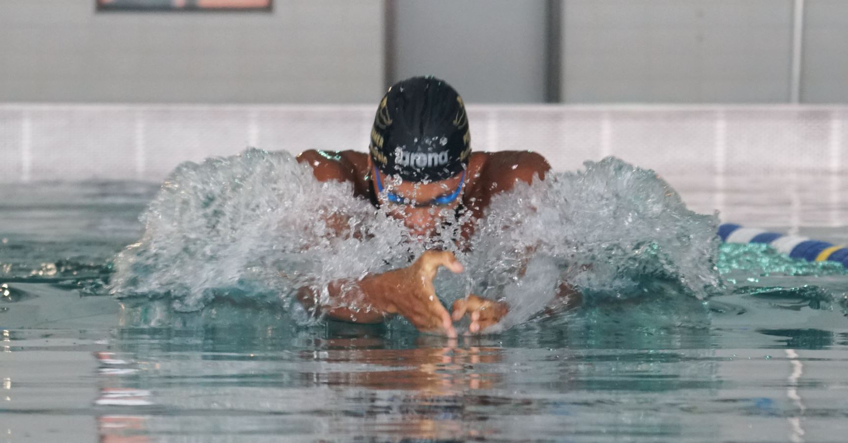 Startbild für das Video zum Polizeisport mit einem schwimmenden Polizeisportler