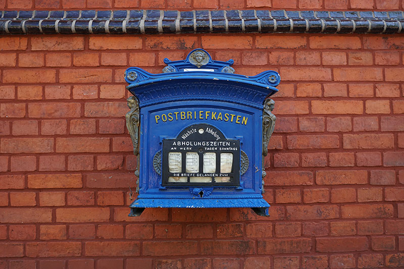 Foto eines historischen blauen Briefkastens am Polizeigebäude in Wittstock