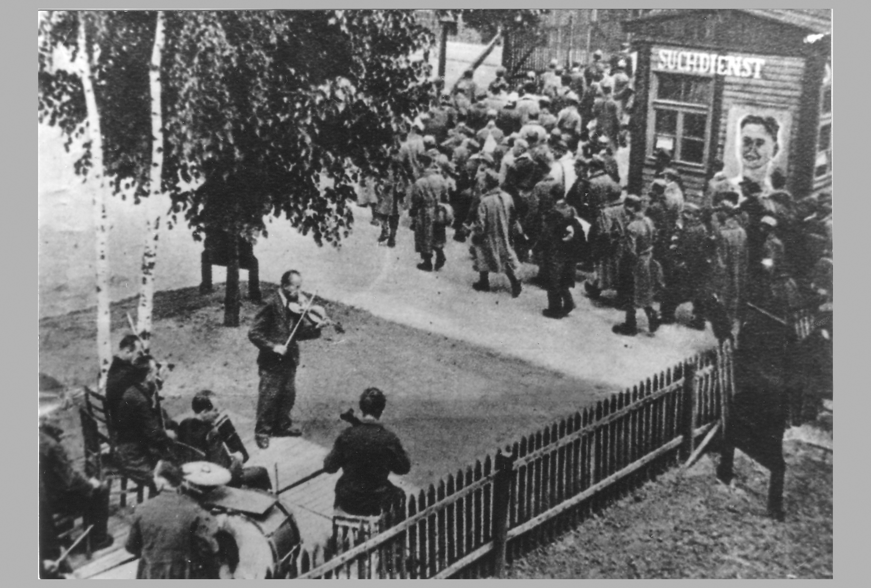 Bild: Historisches Bild von der Hornkaserne bei der Entlassung zahlreicher Kriegsgefangener