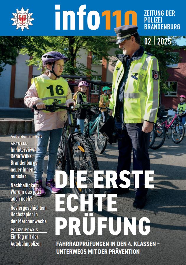 Bild vergrößern (Bild: Titelseite mit Foto einer Fahrradprüfung durch Polizisten an einer Schule)