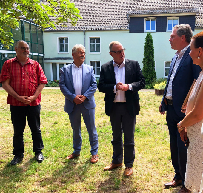 Minister Stübgen in einer Gesprächsrunde in Trebbin