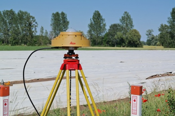 GNSS-Antenne auf einem Stativ