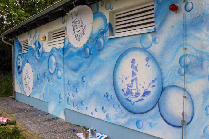 Foto Graffitiprojekt in Senftenberg - blaue Hauswand