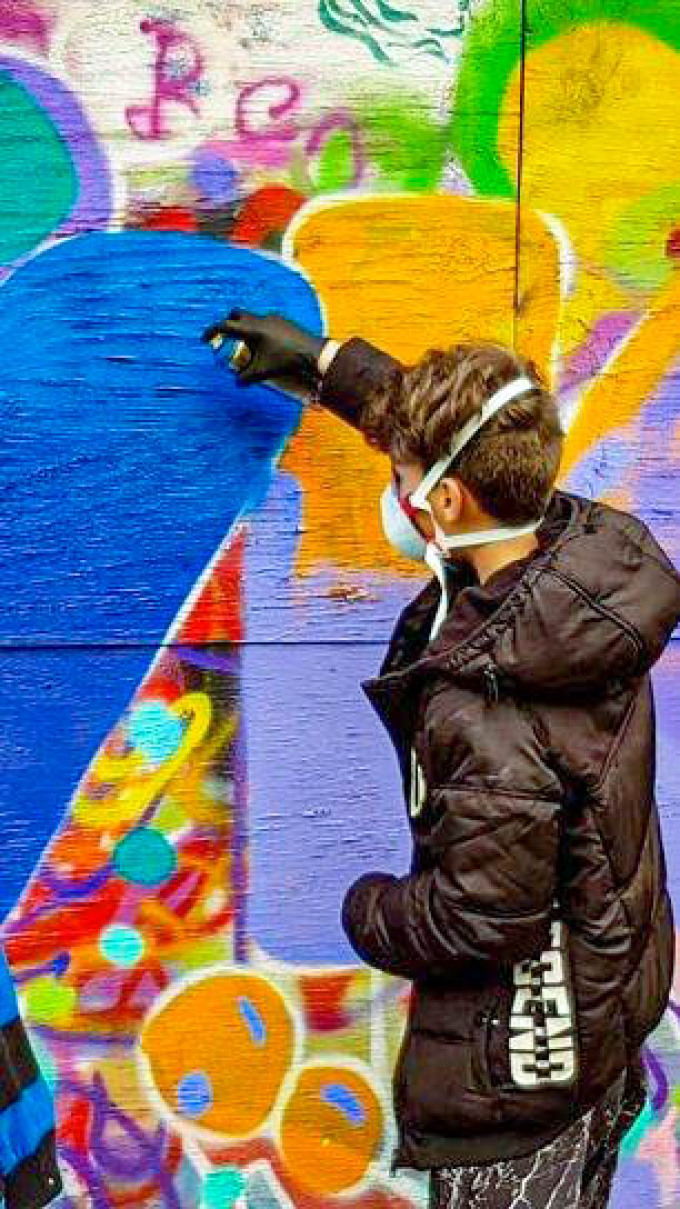 Foto Graffitiprojekt in Senftenberg - bunte Hauswand