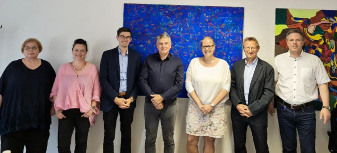 Zu sehen sind die vier Arbeitsgruppenleiter mit den Mitarbeitenden der Geschäftsstelle des Landespräventionsrates