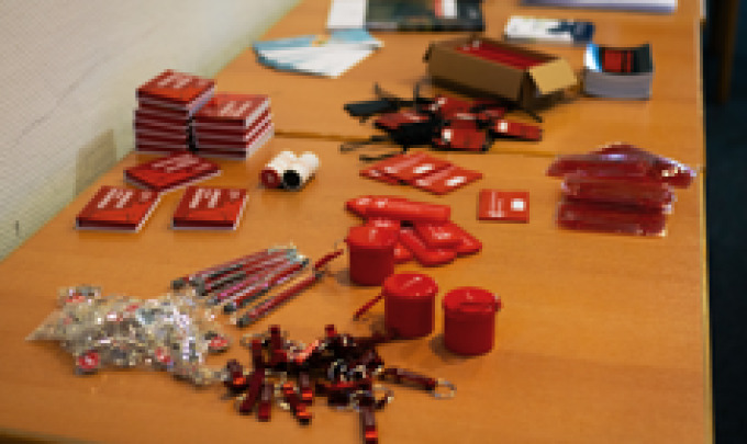 Tisch mit verschiedenen Streumitteln des Landespräventionsrates