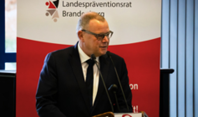Minister Stübgen am Rednerpult anlässlich seiner Eröffnungsrede zur Fachtagung Kommunale Kriminalprävention