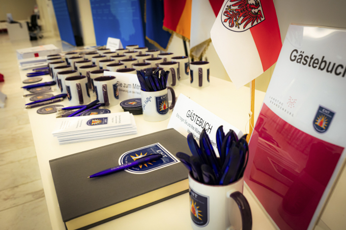 Foto von unterschiedlichen Werbeartikeln des ENT sowie Gästebuch