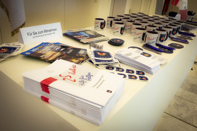 Foto von unterschiedlichen Werbeartikeln des ENT sowie Auslage zweier Ausgaben der Polizeizeitschrift 110