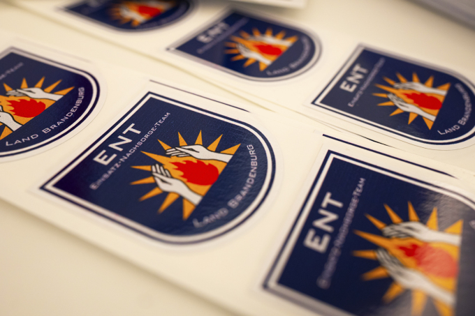 Foto von mehreren Aufklebern mit dem Logo des ENT