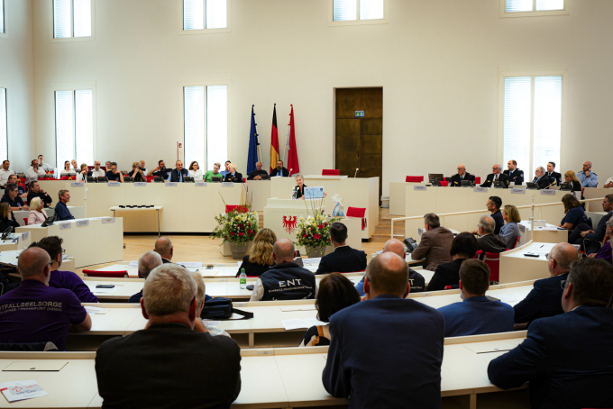 Foto von Gästen im Plenarsaal des Landtags Brandenburg