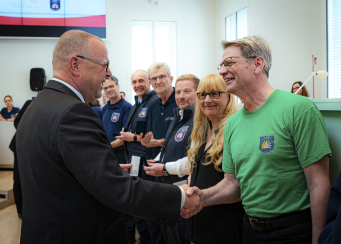 Foto von Minister Stübgen bei der Verleihung des Minister-Coins an einzelne Mitwirkende des ENT