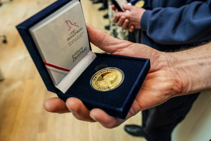 Foto der Fontane-Medaille des Innenministers Brandenburg