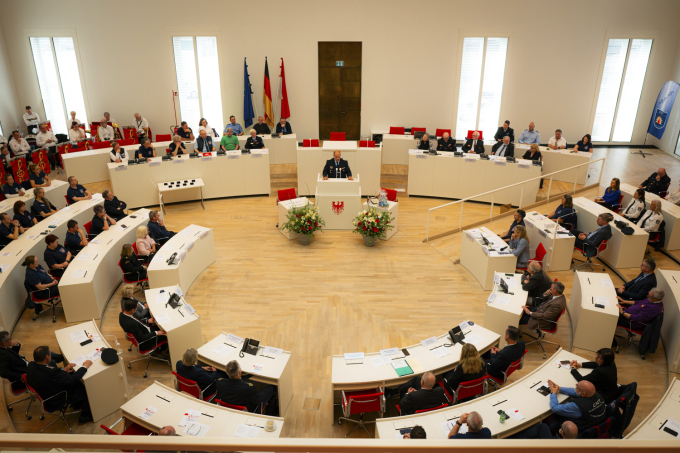 Foto von Gästen im Plenarsaal des Landtags Brandenburg