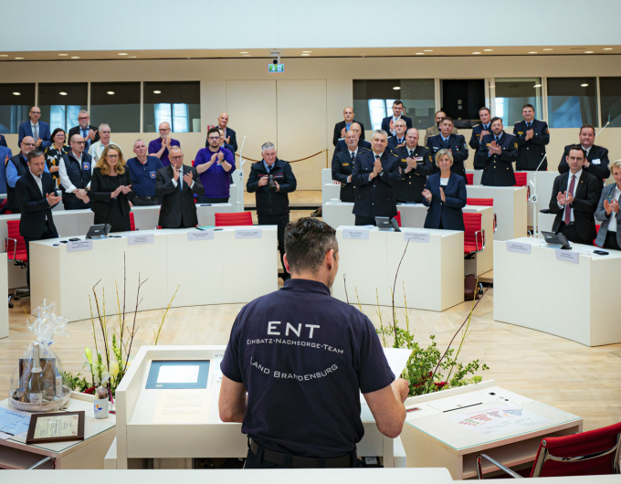 Foto von Gästen im Plenarsaal des Landtags Brandenburg
