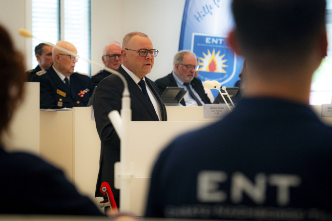 Foto von Minister Stübgen am Rednerpult im Plenarsaal