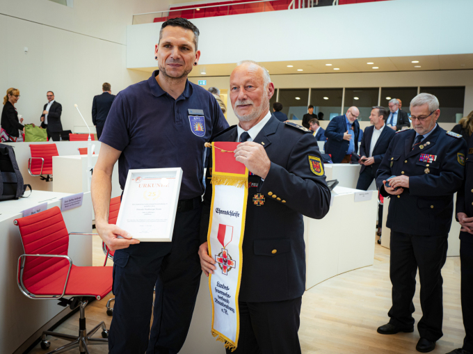Foto der Präsentation einer Urkunde und Ehrenschleife des Landesfeuerverbandes Brandenburg